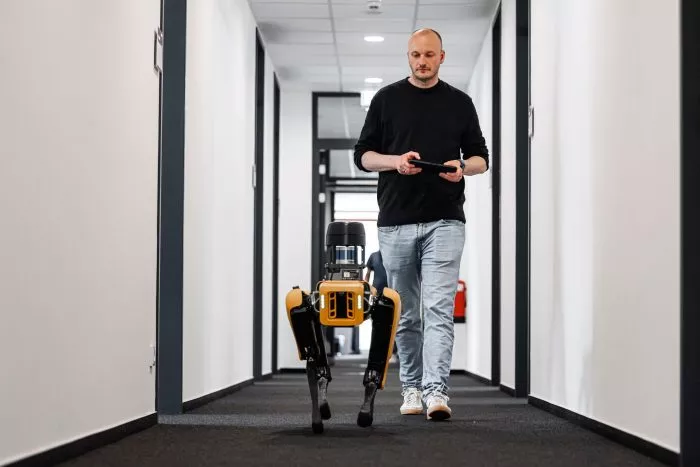 Pirk will dem Roboter per KI beibringen, richtig zu reagieren.