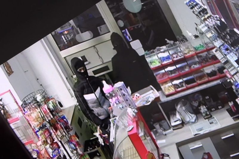 Wuppertal: Kioskbesitzer sperrt zwei bewaffnete Räuber ein