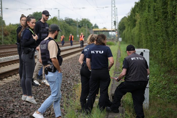 Weiterer Brandanschlag : Mitarbeiter von Spurensicherung und KTU untersuchen die Schäden an der Bahnstrecke bei Düsseldorf 
