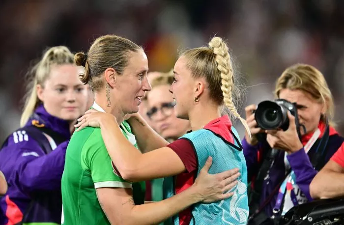 Räumten gemeinsam ab: die Nationalspielerinnen Ann-Katrin Berger und Giulia Gwinn.