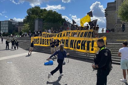 „Identitäre Bewegung“ versucht, Söder-Sommerinterview mit „Remigration“-Rufen zu stören