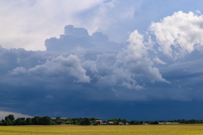 Gewitter, Starkregen und stürmischer Wind sorgen regional für ungemütliches Wetter.