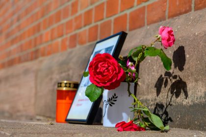 Große Anteilnahme nach Tod von 16-Jähriger am Bahnsteig