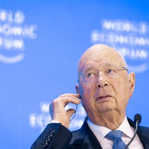 WEF: Schwab von Vorwürfen entlastet – neuer Vorsitzender tritt wegen „toxischen Arbeitsumfeldes“ zurück