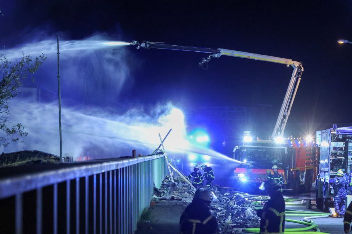 Die Lösch- und Aufräumarbeiten mit zahlreichen explodierten Gasdruckbehältern verlaufen schwierig.