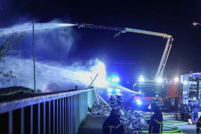 Die Lösch- und Aufräumarbeiten mit zahlreichen explodierten Gasdruckbehältern verlaufen schwierig.