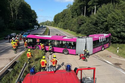 Vier Verletzte bei Busunfall auf A24 – Ersatzverkehr zwischen Hamburg und Berlin