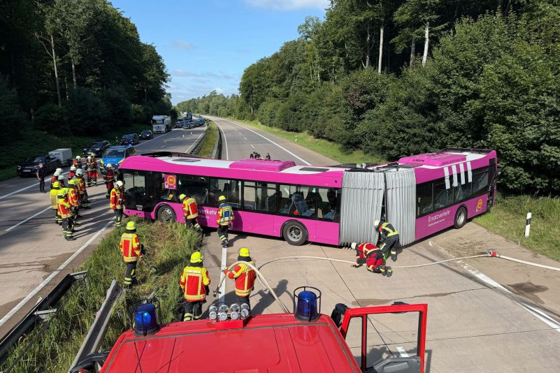 Der Bus war im Ersatzverkehr für die gesperrte Bahnstrecke zwischen Hamburg und Berlin unterwegs.