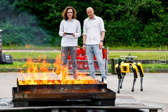 Informatiker Sören Pirk (rechts) leitet das Forschungsprojekt «Wildfire Twins» an der Kieler Christian-Albrechts-Universität.