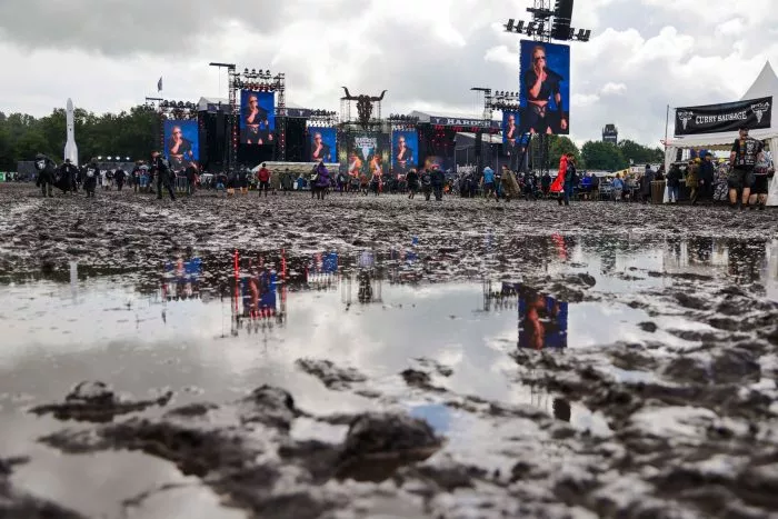 Der Dauerregen zum Start verwandelte das Infield in ein Schlammfeld.