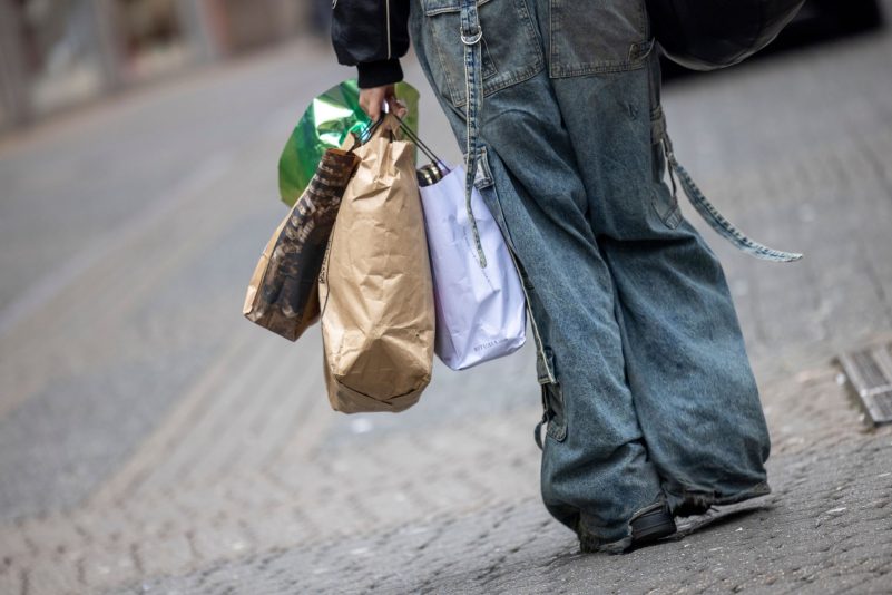 Die Menschen in Deutschland scheuen zurzeit eher größere Anschaffungen, weil sie sich Sorgen um ihren Job machen. (Symbolbild)