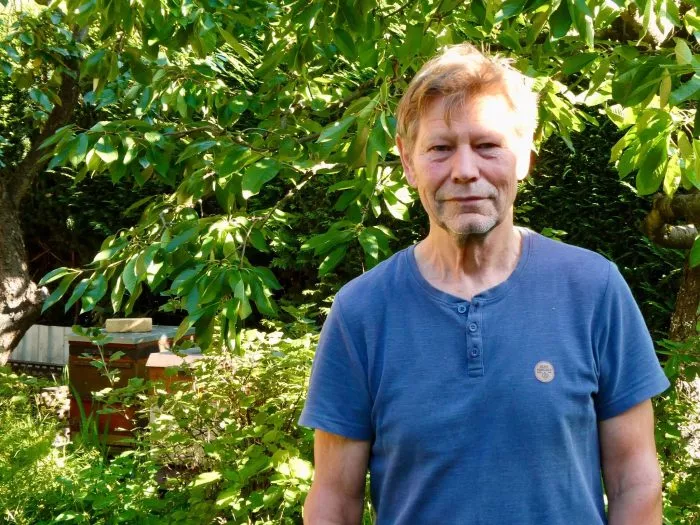 Detflef Käpnick züchtet Honigbienen in seinem Garten. (Archivbild)