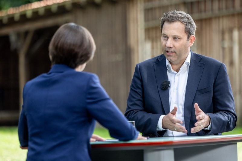 Wie können die Löcher im Haushalt gestopft werden? «Da wird keine Option vom Tisch genommen», sagt der Finanzminister.
