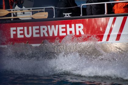 Feuerwehr rettet Mann bei nächtlichem Schwimmen aus dem Rhein