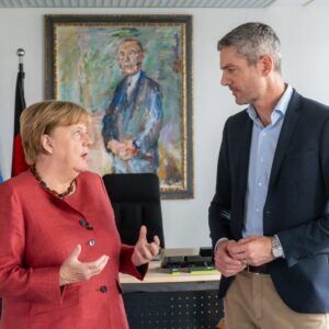 Zehn Jahre nach der Flüchtlingskrise: Merkel verteidigt „Wir schaffen das“