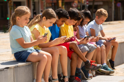 Eltern im Dilemma: Studie fordert Smartphoneverbot für Kinder unter 13