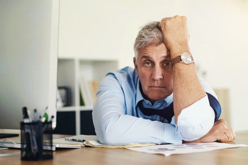 Kurzfristige Erschöpfung ist ein Warnsignal des Körpers, etwa bei Übermüdung. Dauert der Zustand an, kann er zu Burnout und Depressionen führen.