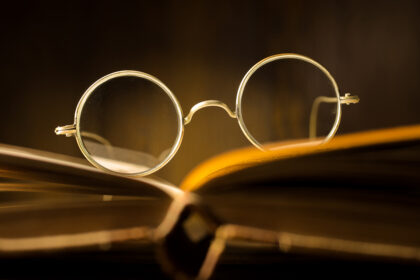 Vom Sand zur Scheibe: Die Geschichte der Brille