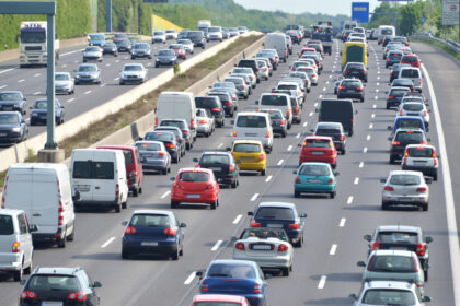 Mehr Autos, aber weniger Emissionen: Deutschlands Verkehrstrend