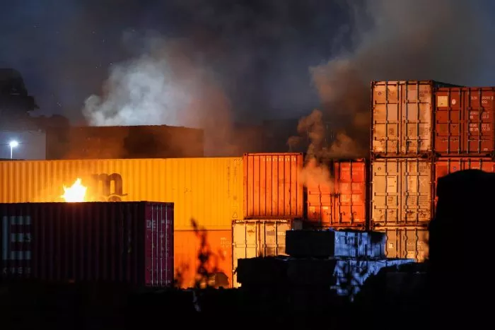 Bei einem Großbrand in einer Lagerhalle im Hamburger Hafen kam es zu einem gefährlichen Feuerwehreinsatz.