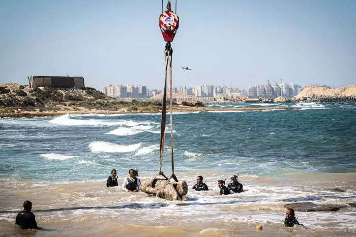 Eine antike Statue wird im Hafen von Abu Qir vom Meeresgrund des Mittelmeers geborgen