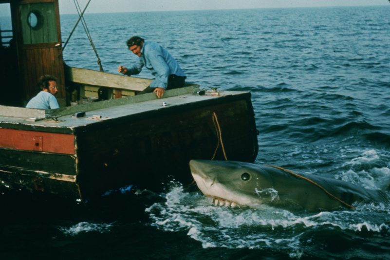 Der Film gilt als Geburtsstunde des Sommer-Blockbusters. Hier zu sehen Richard Dreyfuss (l) als Meeresbiologe und Robert Shaw (r) als Haifänger Quint.