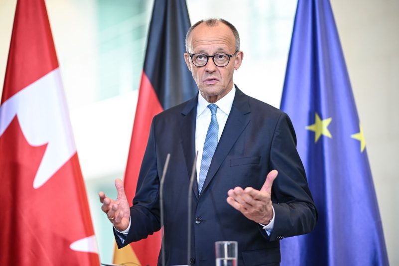 Der Kanzler sieht das Veto seines Außenministers gegen das Wehrdienstgesetz als «ein ganz übliches, normales Regierungshandeln».