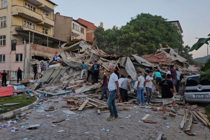 Mindestens ein Toter und 29 Verletzte bei Erdbeben im Westen der Türkei
