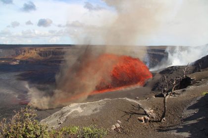Vulkan auf Hawaii stößt 300 Meter Lavafontänen aus