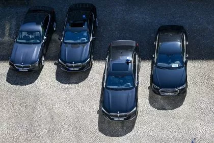 Nur 87 von 238 Spitzenpolitikern nutzen reine Elektroautos, Mehrheit fährt noch Verbrenner