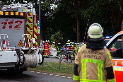 Auto erfasst Zwillinge auf Friedhofsparkplatz – beide Senioren tot