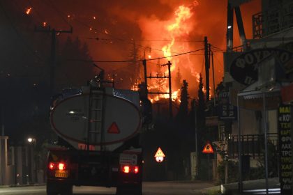 Griechenlands Kampf gegen Waldbrände hält an – über 4800 Feuerwehrleute im Einsatz
