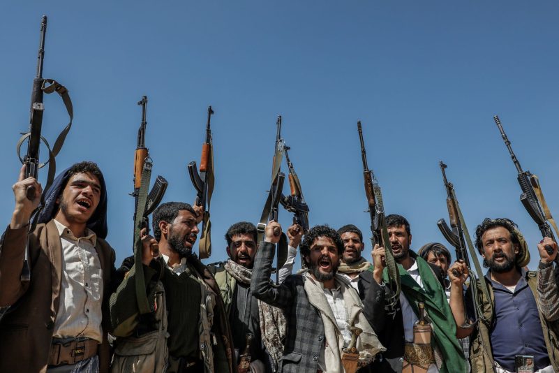Bewaffnete Huthi-Mitglieder demonstrieren gegen Israel und die USA. (Archivbild)