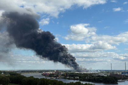 Feuer im Hamburger Hafen – Trümmerteile auf A1 geschleudert