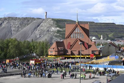 Schweden: Kirche rollt durch die Stadt – Umzug wegen Erdrutschgefahr