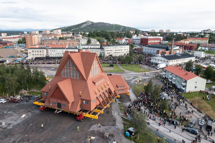 Eine Kirche auf Reisen: Im schwedischen Kiruna wird eines der bekanntesten Gebäude des Landes rund fünf Kilometer verschoben. Wegen des Ausbaus eines unterirdischen Eisenerzbergwerks muss ein ganzer Ort umziehen. 