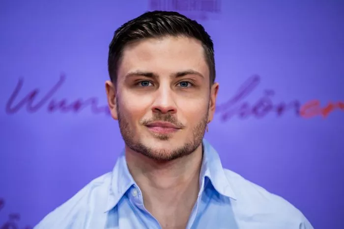 Schauspieler Jannik Schümann liest nicht nur gerne Drehbücher. (Archivbild)