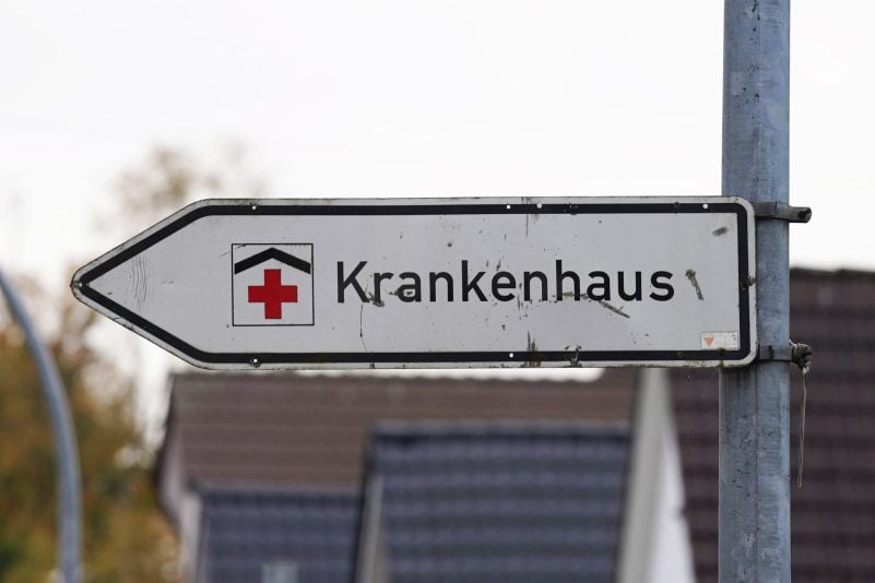 Krankenkassen warnen vor weniger strengen Standards für die Kliniken. (Symbolbild)