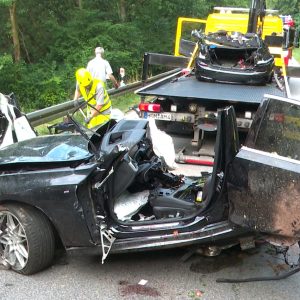 Vor Verkehrskontrolle weggefahren – Zwei Menschen sterben bei Autounfall