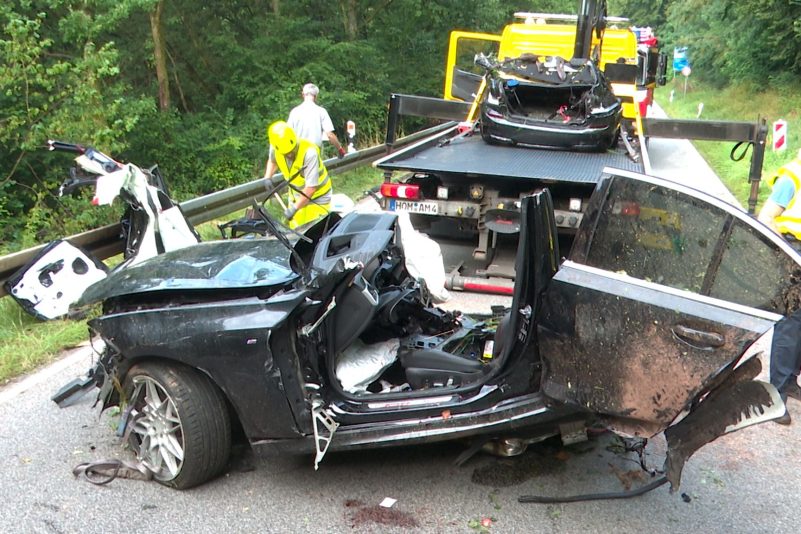 Zwei junge Menschen sterben bei dem Unfall auf der Landstraße.