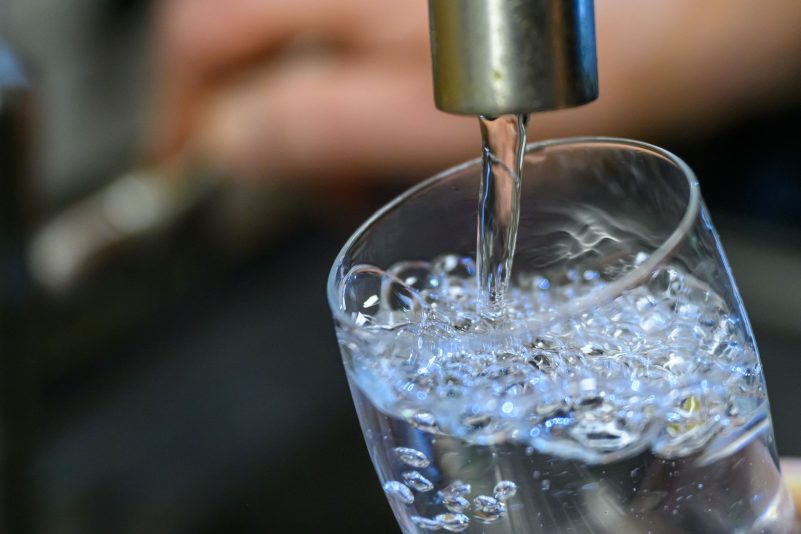 Extremhitze und Trockenheit: Künftig mehr Engpässe bei der Wasserversorgung in Deutschland erwartet. (Archivbild)