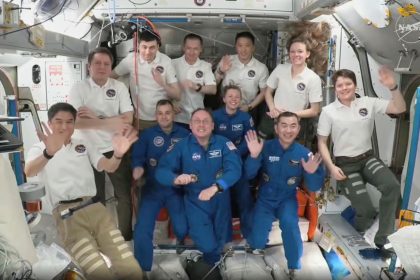 Vier Raumfahrer auf der ISS eingetroffen