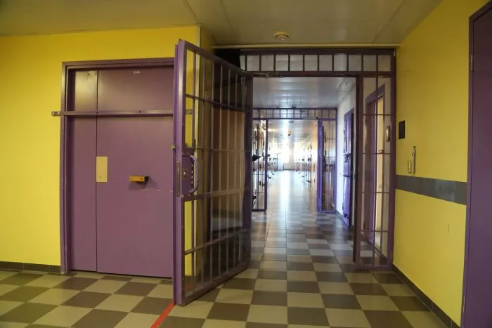 Mit seinen bunten Farben wirkt die Haftanstalt wie eine Art Hostel mit Schloss.