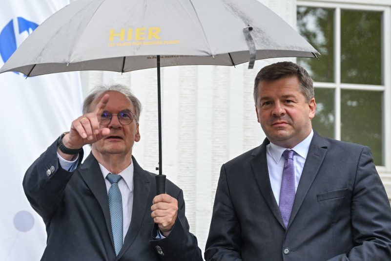 Ministerpräsident Reiner Haseloff (CDU) und Wirtschaftsminister Sven Schulze (CDU). (Archivbild)