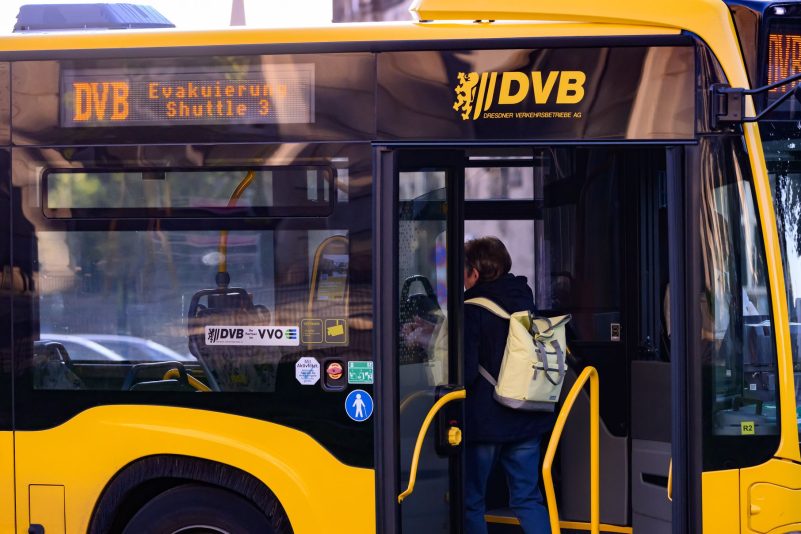 Rund um die Evakuierung sind auch Busse im Einsatz.