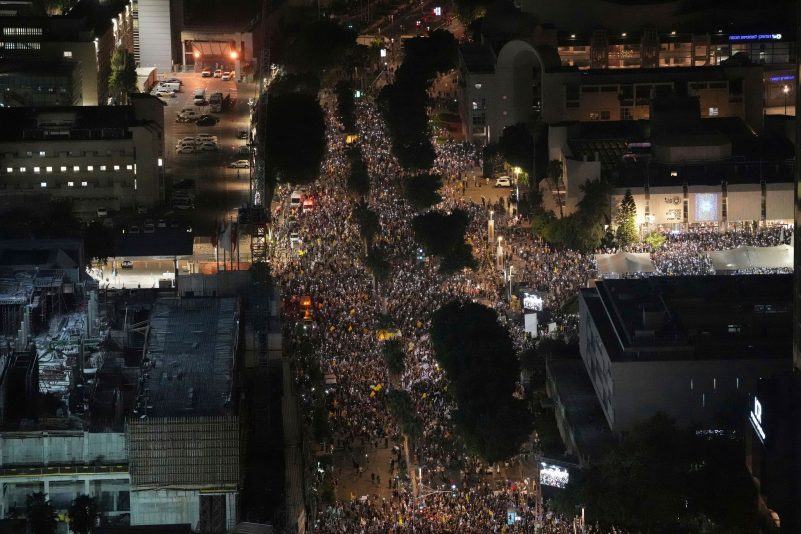 Bei einer Demonstration in Israel haben nach Angaben der Organisatoren Hunderttausende Menschen ein Ende des Gaza-Krieges und die Freilassung der Geiseln gefordert.