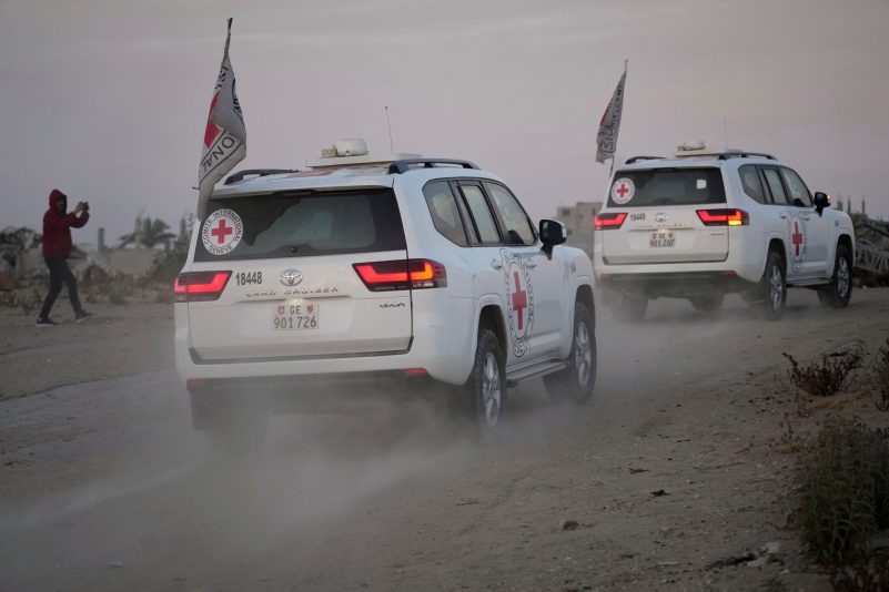Die Hamas will ihren Geiseln unter Bedingungen Hilfe über das Rote Kreuz zukommen lassen. (Archivbild)
