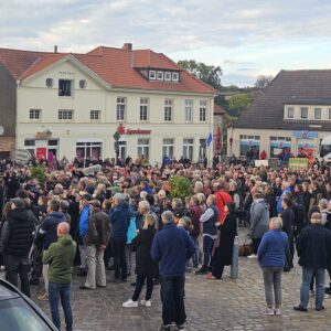 Zwischen Applaus und Buhrufen: 500 Menschen diskutieren über Friedmann-Ausladung in Klütz