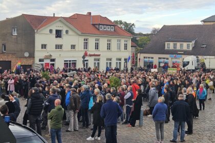 Zwischen Applaus und Buhrufen: 500 Menschen diskutieren über Friedmann-Ausladung in Klütz