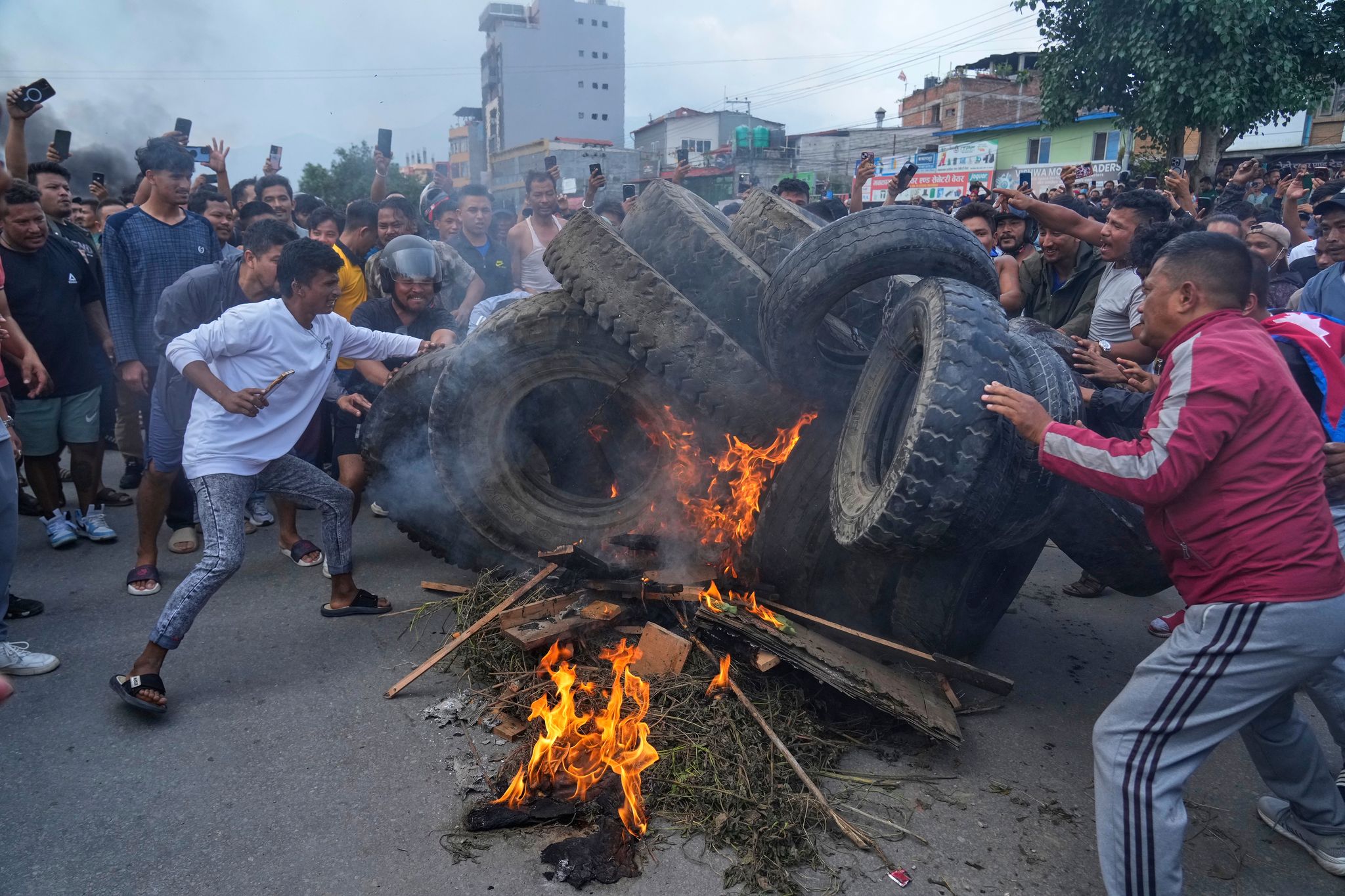 Nach-Unruhen-in-Nepal-Fr-here-oberste-Richterin-wird-Regierungschefin